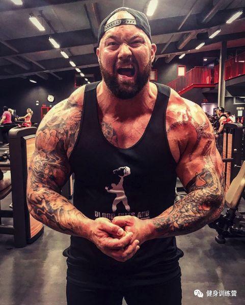 他身高2米重360斤，是世界上最强壮的肌肉野兽！跟他单挑时千万别逼逼，直接给跪了
