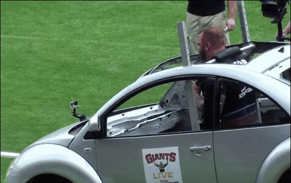 他身高2米重360斤，是世界上最强壮的肌肉野兽！跟他单挑时千万别逼逼，直接给跪了