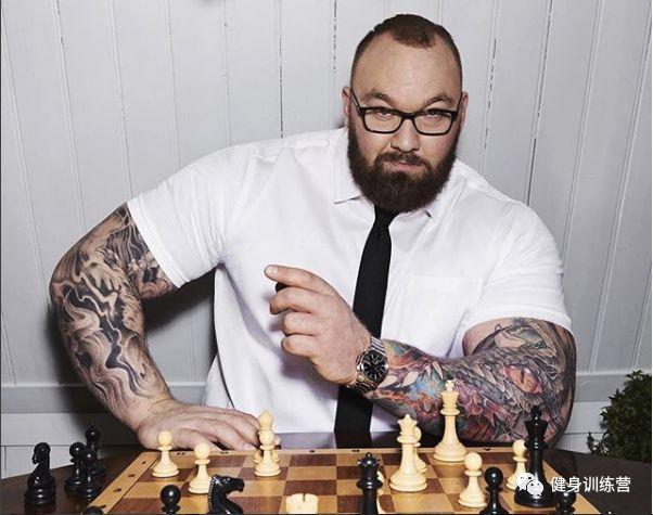 他身高2米重360斤，是世界上最强壮的肌肉野兽！跟他单挑时千万别逼逼，直接给跪了