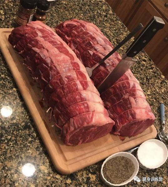 他身高2米重360斤，是世界上最强壮的肌肉野兽！跟他单挑时千万别逼逼，直接给跪了