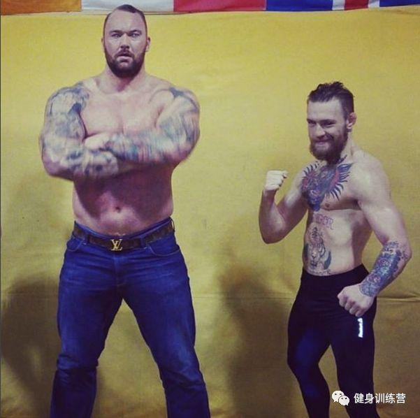 他身高2米重360斤，是世界上最强壮的肌肉野兽！跟他单挑时千万别逼逼，直接给跪了