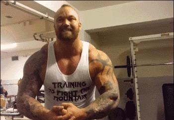 他身高2米重360斤，是世界上最强壮的肌肉野兽！跟他单挑时千万别逼逼，直接给跪了