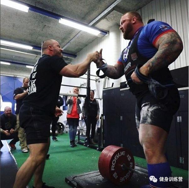 他身高2米重360斤，是世界上最强壮的肌肉野兽！跟他单挑时千万别逼逼，直接给跪了