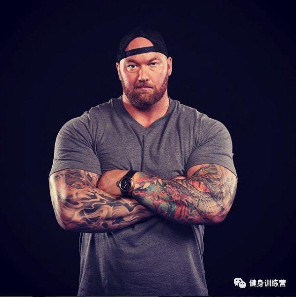 他身高2米重360斤，是世界上最强壮的肌肉野兽！跟他单挑时千万别逼逼，直接给跪了