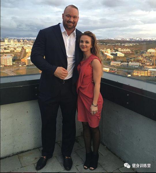 他身高2米重360斤，是世界上最强壮的肌肉野兽！跟他单挑时千万别逼逼，直接给跪了