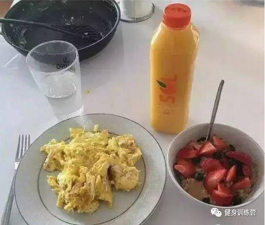 他身高2米重360斤，是世界上最强壮的肌肉野兽！跟他单挑时千万别逼逼，直接给跪了