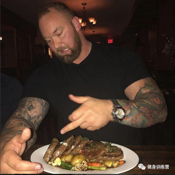 他身高2米重360斤，是世界上最强壮的肌肉野兽！跟他单挑时千万别逼逼，直接给跪了