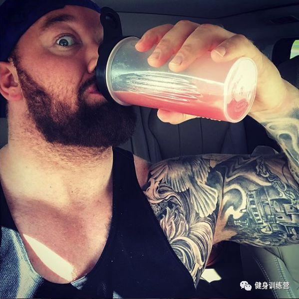 他身高2米重360斤，是世界上最强壮的肌肉野兽！跟他单挑时千万别逼逼，直接给跪了