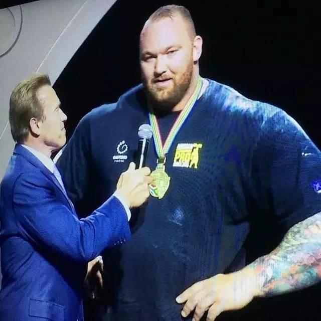 他身高2米重360斤，是世界上最强壮的肌肉野兽！跟他单挑时千万别逼逼，直接给跪了