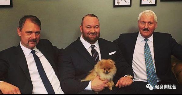 他身高2米重360斤，是世界上最强壮的肌肉野兽！跟他单挑时千万别逼逼，直接给跪了