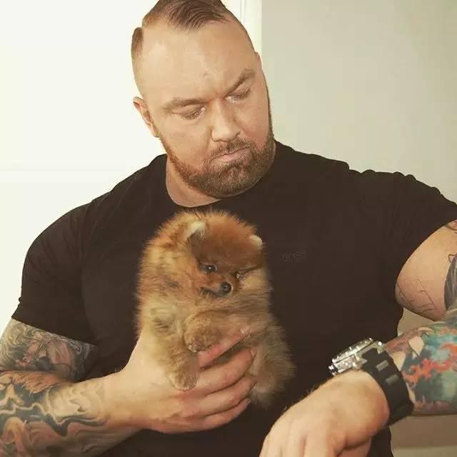 他身高2米重360斤，是世界上最强壮的肌肉野兽！跟他单挑时千万别逼逼，直接给跪了