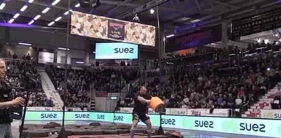 他身高2米重360斤，是世界上最强壮的肌肉野兽！跟他单挑时千万别逼逼，直接给跪了