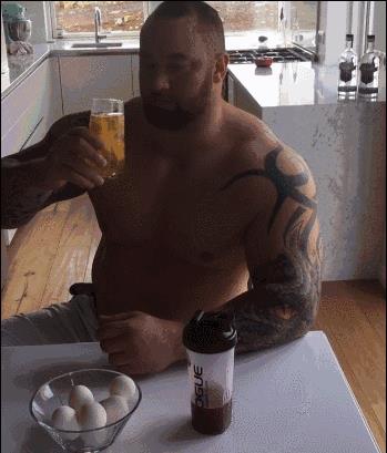 他身高2米重360斤，是世界上最强壮的肌肉野兽！跟他单挑时千万别逼逼，直接给跪了