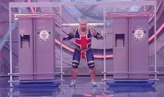 他身高2米重360斤，是世界上最强壮的肌肉野兽！跟他单挑时千万别逼逼，直接给跪了