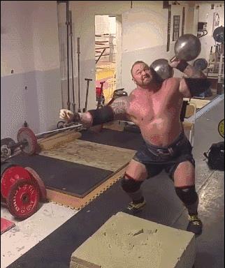 他身高2米重360斤，是世界上最强壮的肌肉野兽！跟他单挑时千万别逼逼，直接给跪了