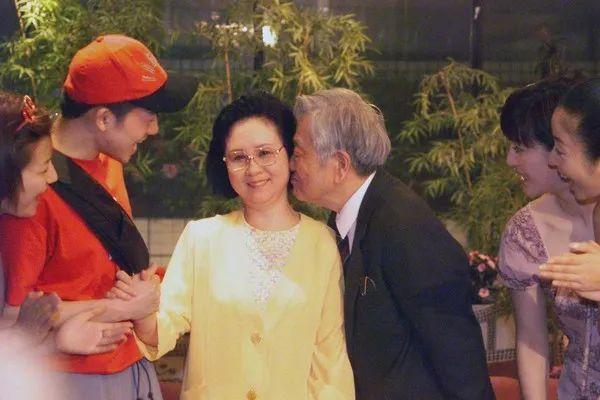 琼瑶遭丈夫原配出书控诉：该谈利益的时候扯什么三观