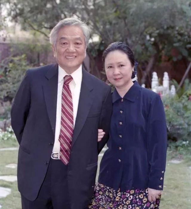 琼瑶遭丈夫原配出书控诉：该谈利益的时候扯什么三观