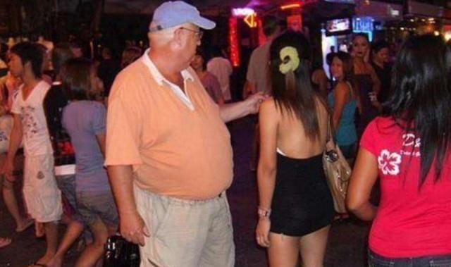 泰国真正的租妻现状：导游就像妻子一样，顾客说什么就是什么！