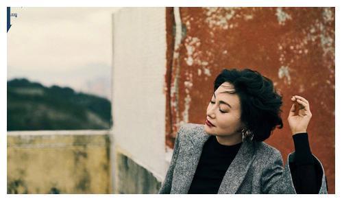 60岁“四金影后”惠英红至今未嫁?只因10岁那年,初恋说的一句话