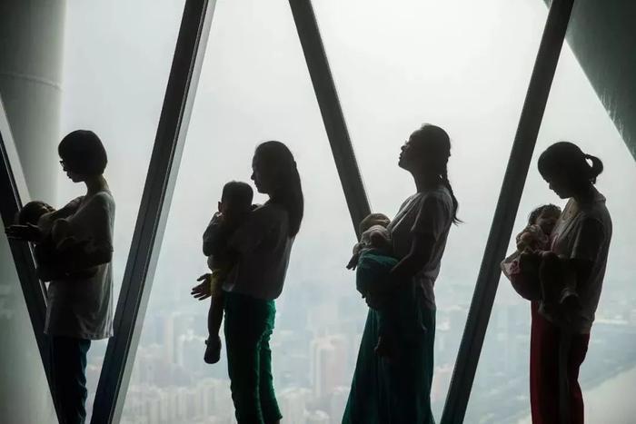 张歆艺&陈意涵深夜哺乳:比起生孩子,喂奶才是最痛苦的事