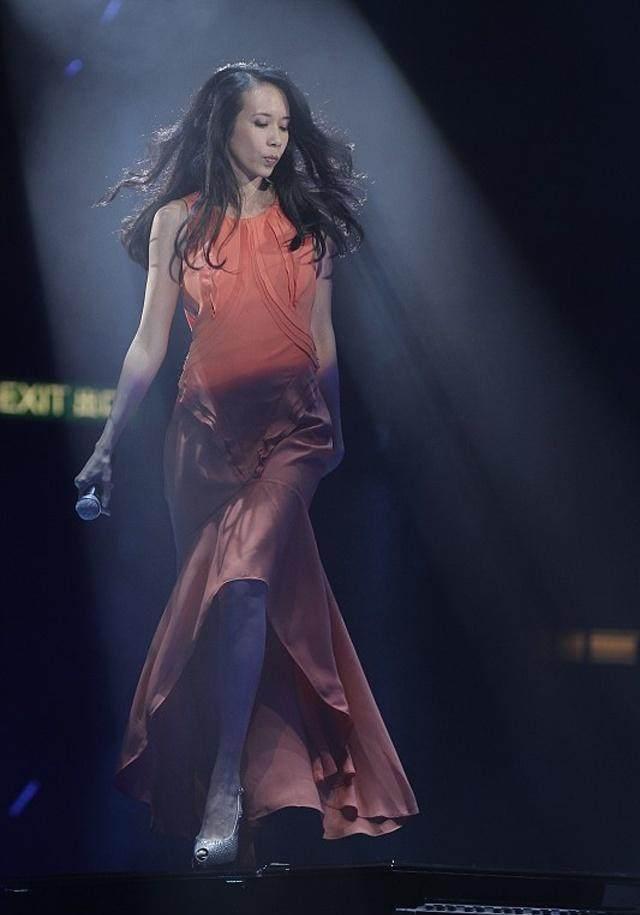 莫文蔚:《爱情》,若不是因为爱着你,怎么会夜深还没睡意