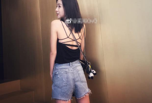 抖音一姐“莉哥”生活照,裤子越来越短了,网友:原来这么有料!