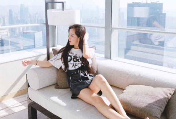 抖音一姐“莉哥”生活照,裤子越来越短了,网友:原来这么有料!