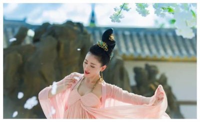 ​张天爱演戏很敬业，穿睡衣躺床上的片段太诱人，男演员反应很真实