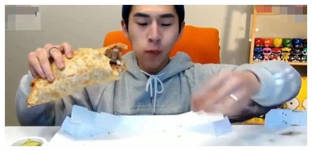 奔驰小哥这次吃的很少,竟然只吃一份披萨,网友:以前都是假吃!