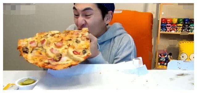 奔驰小哥这次吃的很少,竟然只吃一份披萨,网友:以前都是假吃!