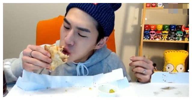 奔驰小哥这次吃的很少,竟然只吃一份披萨,网友:以前都是假吃!