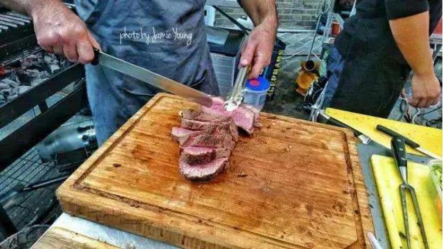 路边摊熟牛肉28一斤,为何如此便宜?老板直言:不买是“傻子”