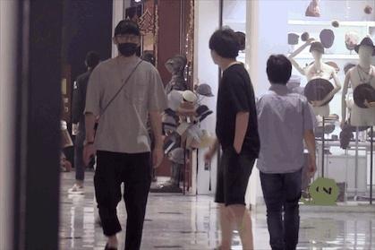 白宇刘萌萌热恋,地下车库吻别超甜,曾表示恋爱每日至少三次接吻