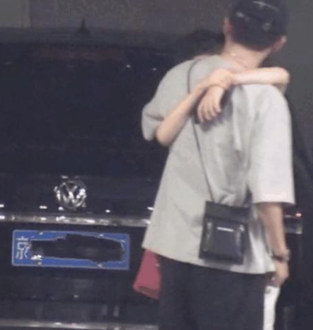 白宇刘萌萌热恋,地下车库吻别超甜,曾表示恋爱每日至少三次接吻