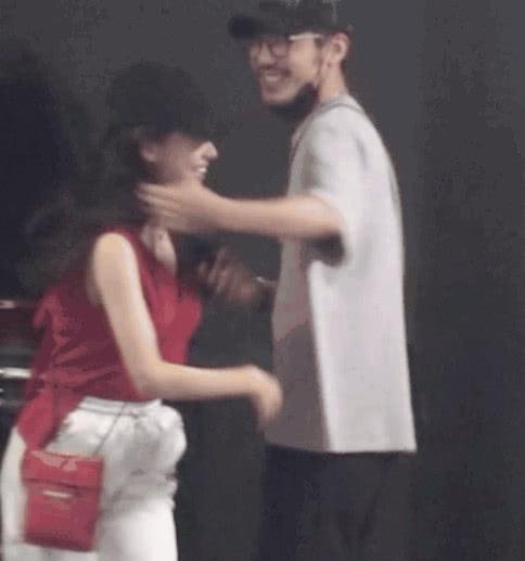 白宇刘萌萌热恋,地下车库吻别超甜,曾表示恋爱每日至少三次接吻