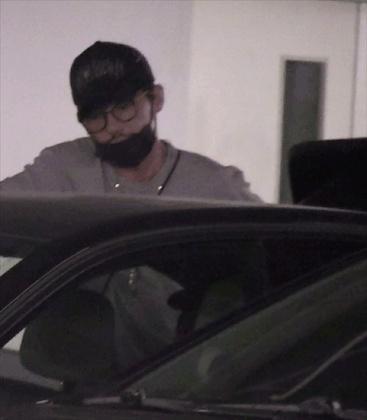 白宇刘萌萌热恋,地下车库吻别超甜,曾表示恋爱每日至少三次接吻