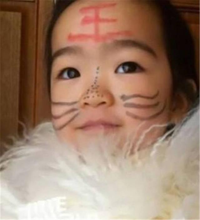 张嘉译全家照:妻子也是戏骨,女儿虎妞人如其名,特别有活力