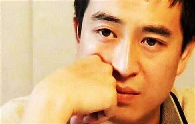 张嘉译全家照:妻子也是戏骨,女儿虎妞人如其名,特别有活力