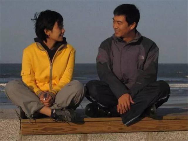 张嘉译全家照:妻子也是戏骨,女儿虎妞人如其名,特别有活力