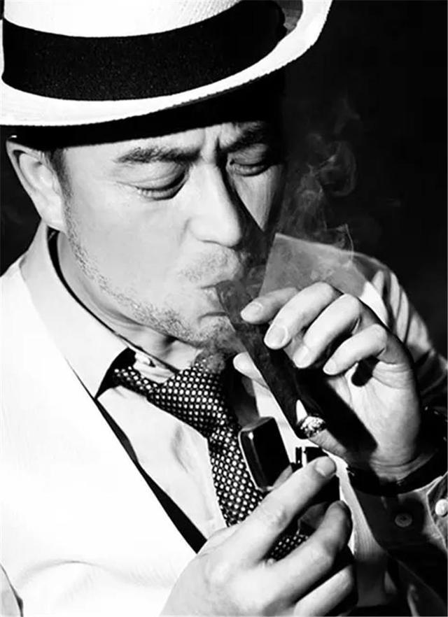 张嘉译全家照:妻子也是戏骨,女儿虎妞人如其名,特别有活力