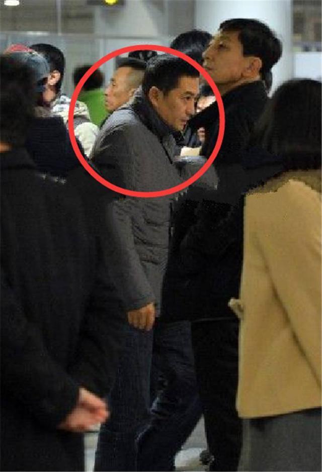 张嘉译全家照:妻子也是戏骨,女儿虎妞人如其名,特别有活力