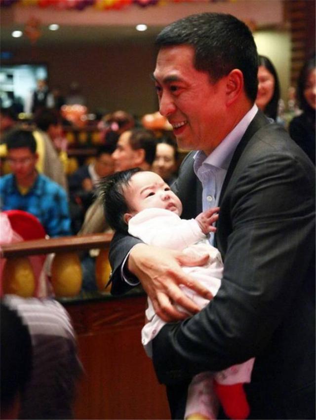 张嘉译全家照:妻子也是戏骨,女儿虎妞人如其名,特别有活力