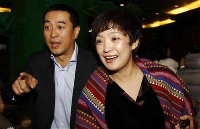 张嘉译全家照:妻子也是戏骨,女儿虎妞人如其名,特别有活力