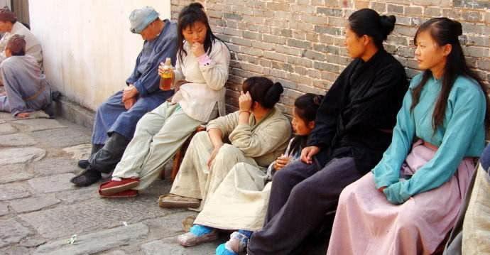 60岁TVB演员深夜猝死街头,看看群演的生存现状有多惨?