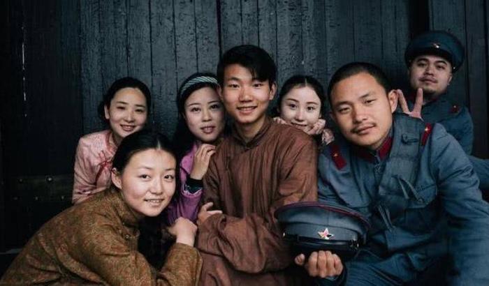 60岁TVB演员深夜猝死街头,看看群演的生存现状有多惨?