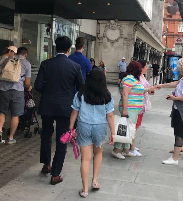 马蓉离婚后首度带女儿现身,母女打扮贵气王子珊拿价值三万元包包