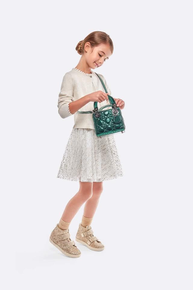 马蓉离婚后首度带女儿现身,母女打扮贵气王子珊拿价值三万元包包