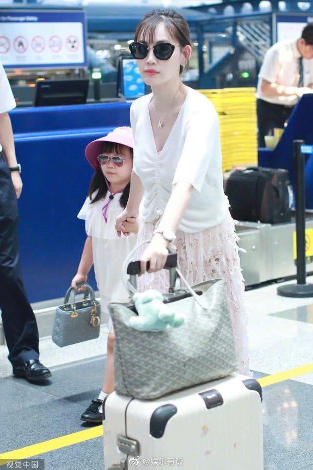 马蓉离婚后首度带女儿现身,母女打扮贵气王子珊拿价值三万元包包