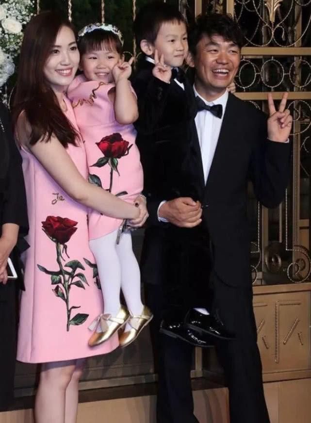 马蓉离婚后首度带女儿现身,母女打扮贵气王子珊拿价值三万元包包