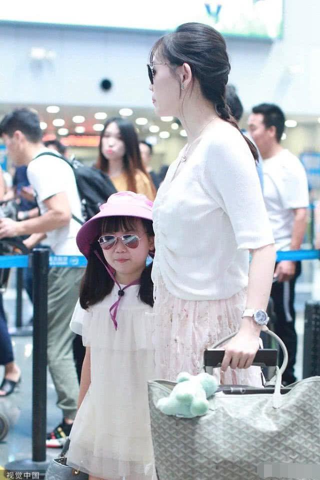 马蓉离婚后首度带女儿现身,母女打扮贵气王子珊拿价值三万元包包